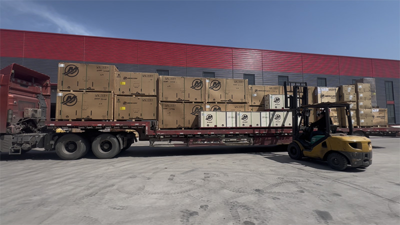 Dalawang mga trak ng na -import na mga makina ng Mercury ang dumating sa Lawada® Company!