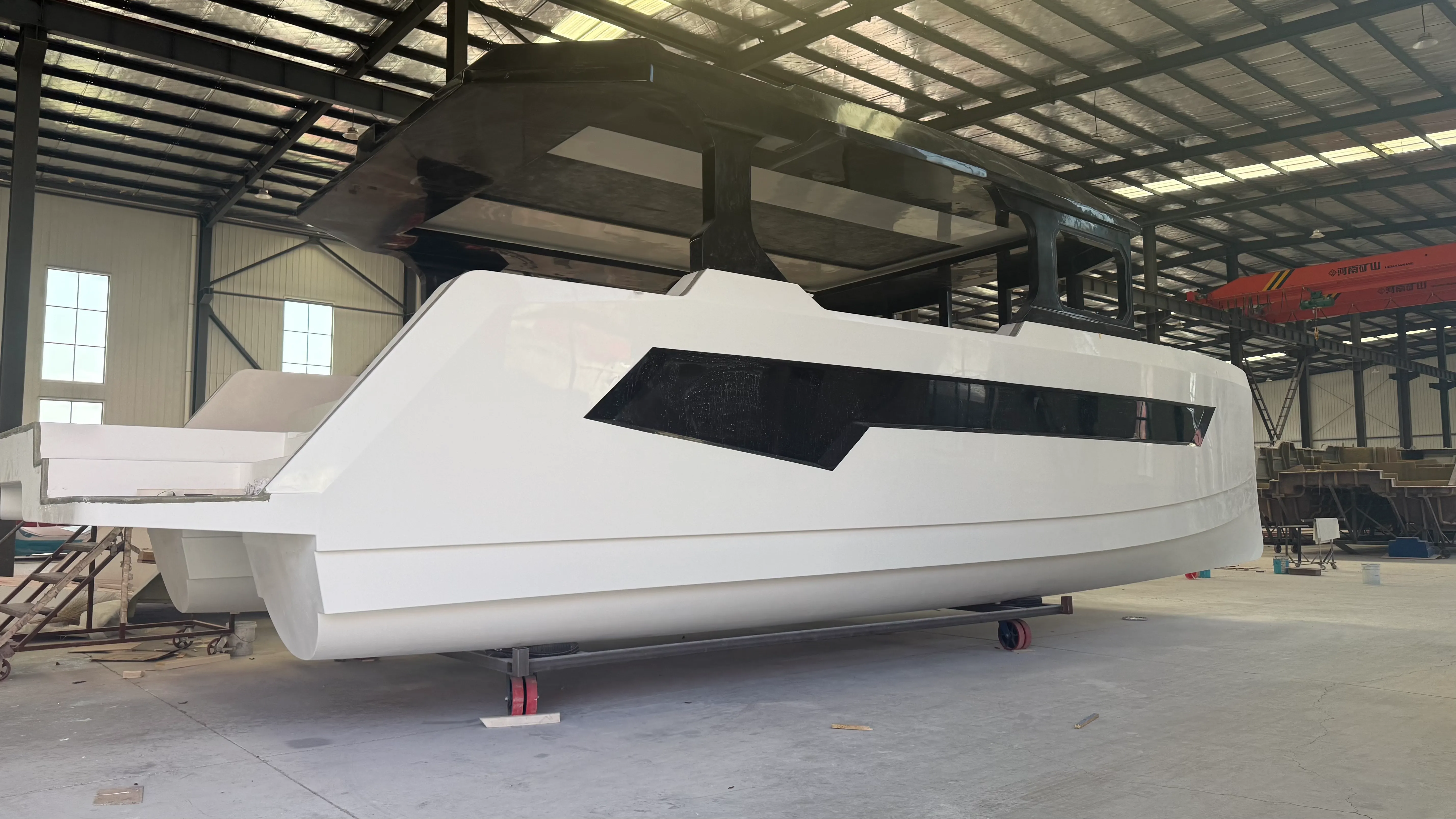 Paano Ginagawa ang Fiberglass Hull ng mga Bangka